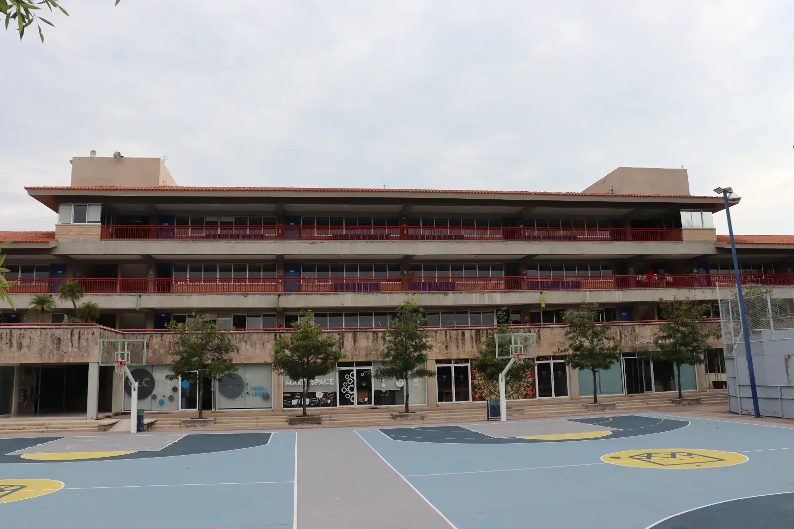 Cancha de baloncesto frente al edificio principal de Cumbres International School San Javier con instalaciones deportivas